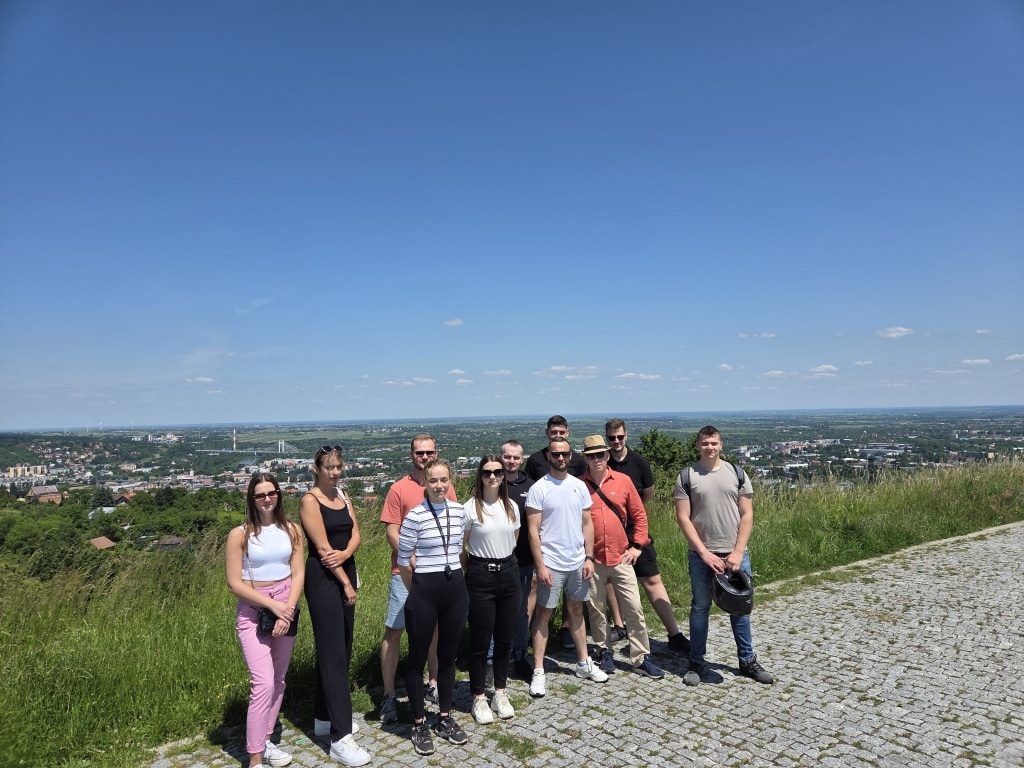 Grupa studentów na wyjeździe studyjnym Ochrona Granic z widokiem na miasto