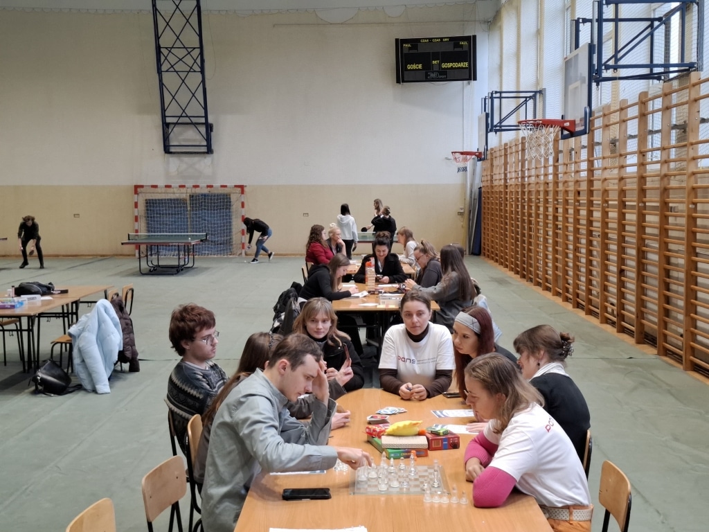 Studenci podczas dnia studenta w sali gimnastycznej