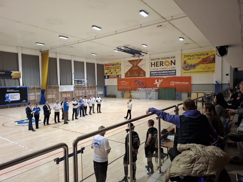Uczestnicy rozgrywek MAAW SPORT Przeworsk Ligi Halowej 2025/26 na hali sportowej.