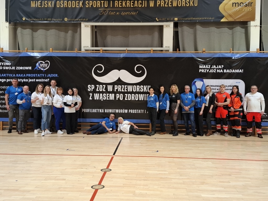 Grupa osób na tle baneru "SP ZOZ w Przeworsku z Waszym Po Zdrowie