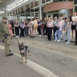 Strażnik graniczny z psem szkoleniowym podczas wizyty studyjnej w Medyce.