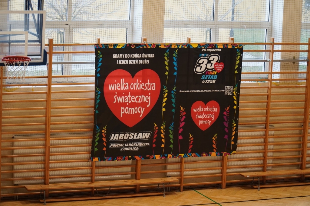 Baner "Wielka Orkiestra Świątecznej Pomocy" na turnieju badmintona WOŚP Jarosław.