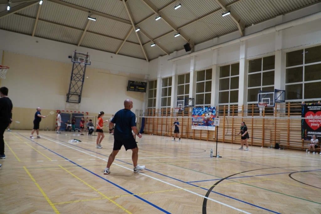 Turniej badmintona dla WOŚP w hali sportowej, gracze grający w badmintona