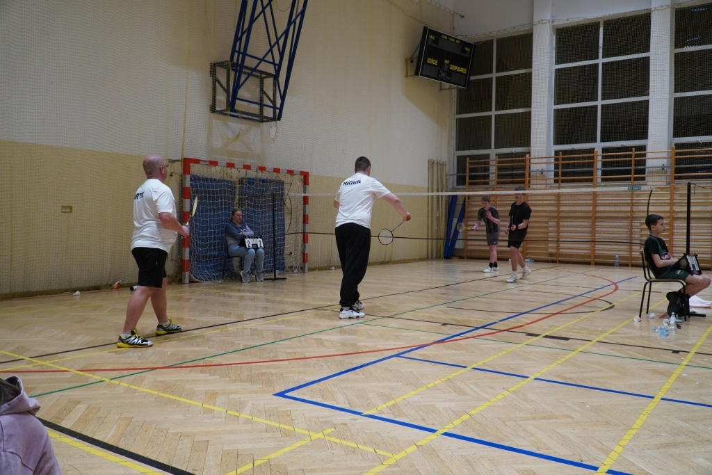 Turniej badmintona WOŚP: gracze na boisku sportowym w hali