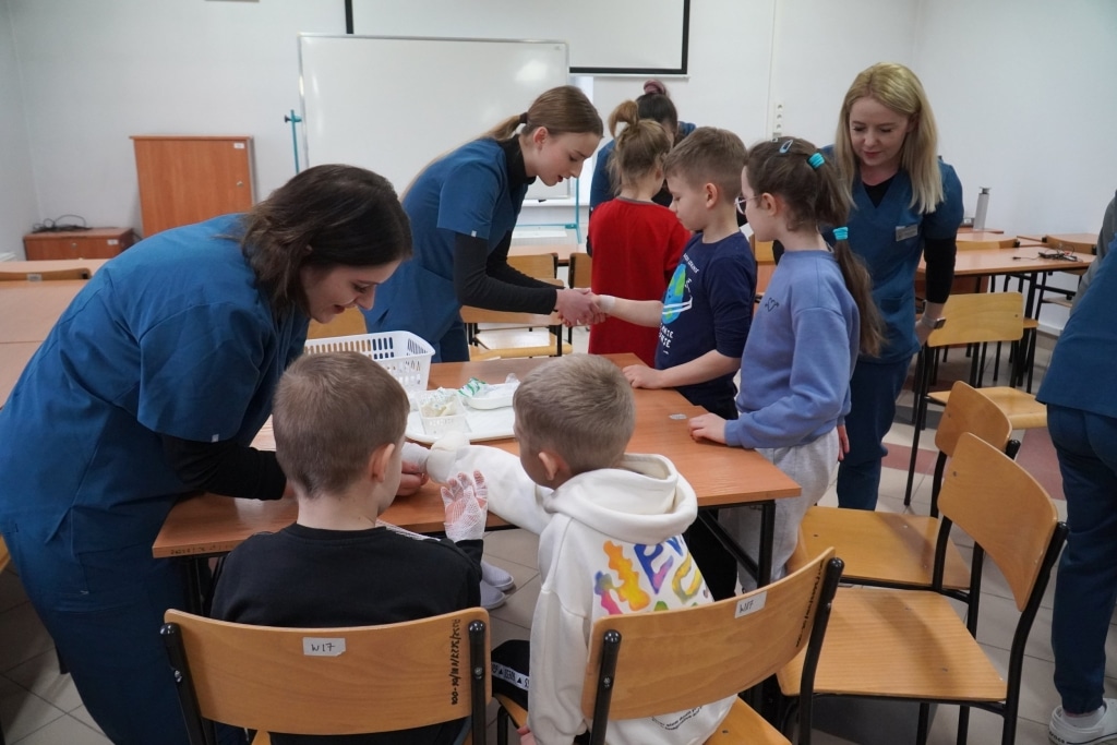 Dzieci uczą się pierwszej pomocy na Wydziale Ochrony Zdrowia PANS w Jarosławiu podczas WOŚP.