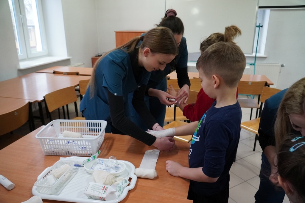 Uczestnicy WOŚP na Wydziale Ochrony Zdrowia PANS w Jarosławiu ćwiczą opatrywanie ran.