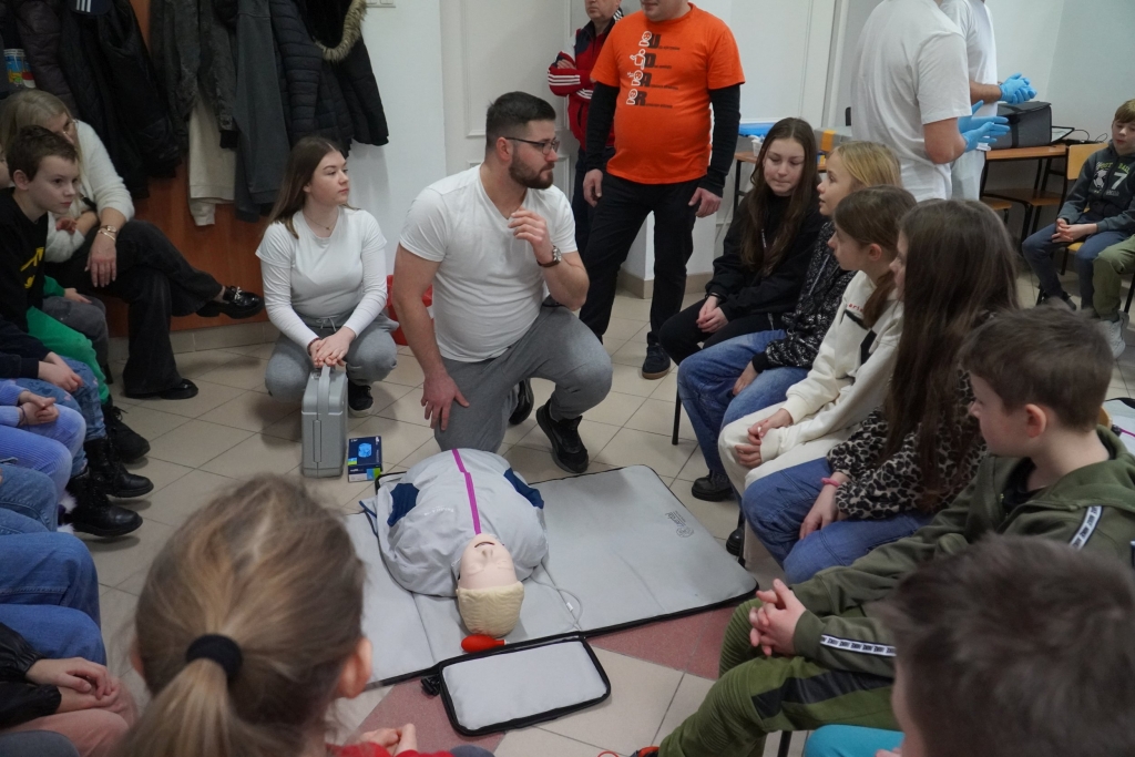 Szkolenie z resuscytacji krążeniowo-oddechowej (RKO) na Wydziale Ochrony Zdrowia PANS w Jarosławiu podczas WOŚP.