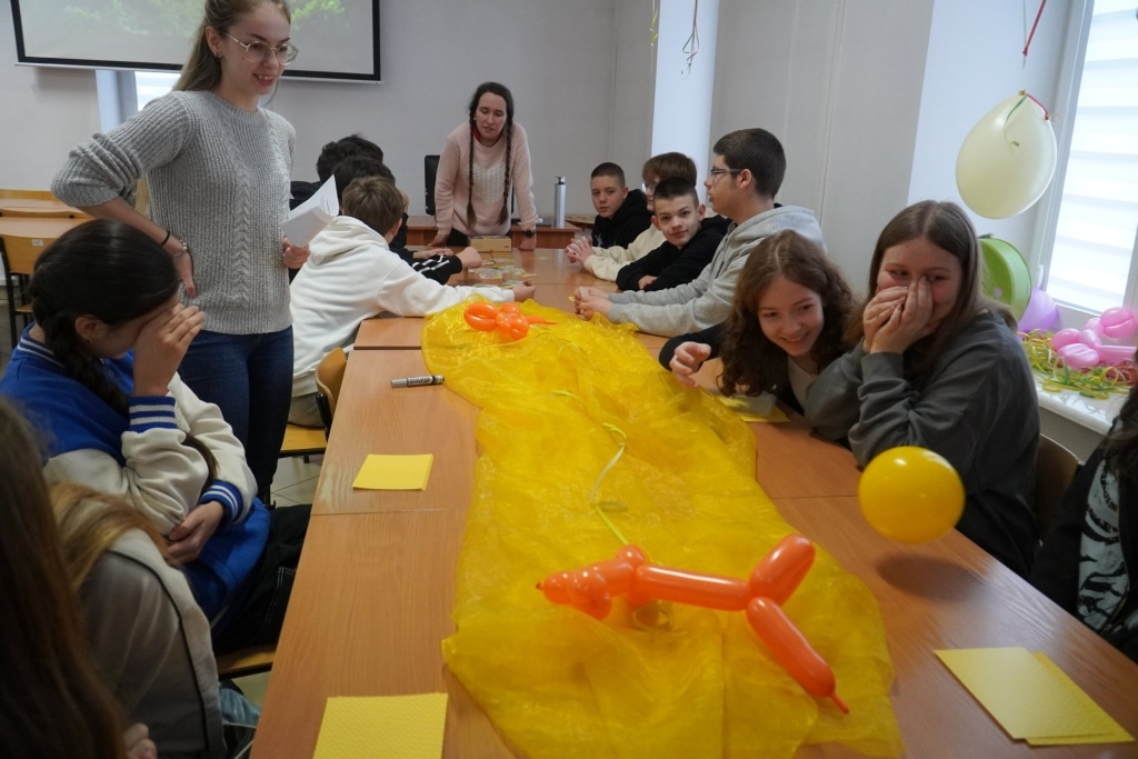 WOŚP na Wydziale Ochrony Zdrowia PANS w Jarosławiu: młodzież z balonami