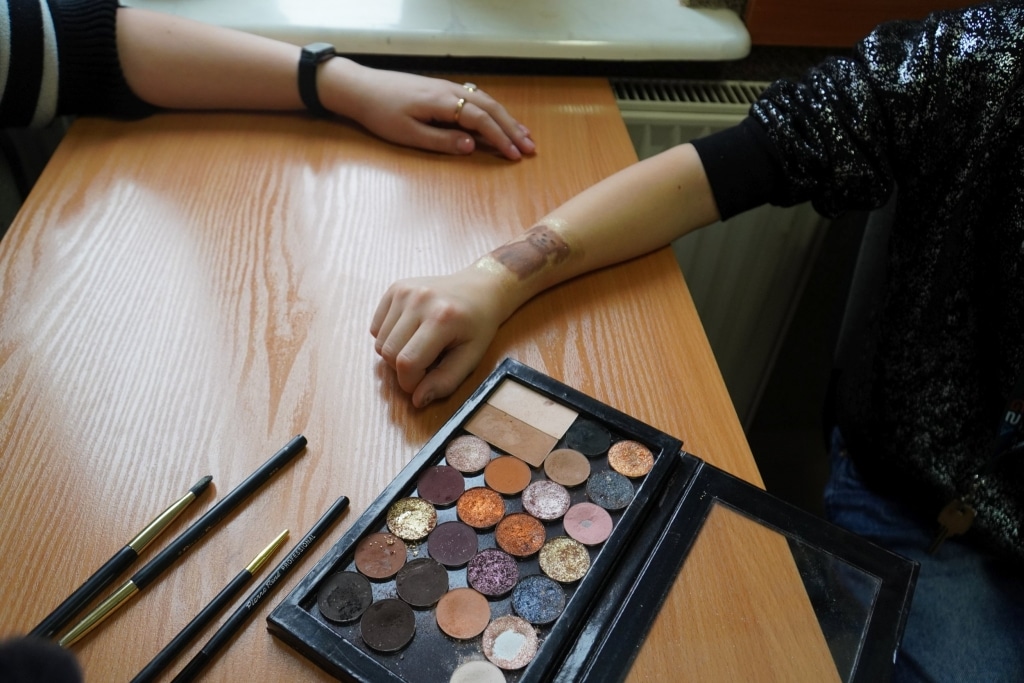 Paleta cieni do powiek i pędzle na drewnianym stole, WOŚP Jarosław