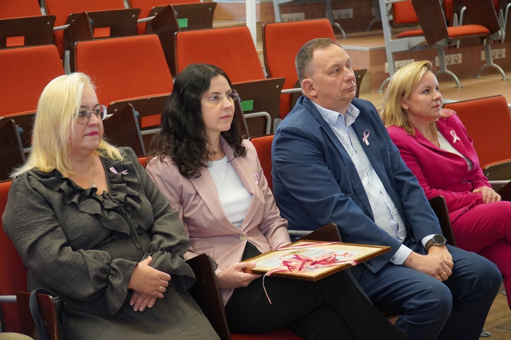 Uczestnicy sympozjum naukowo-szkoleniowego Różowy Październik siedzą w sali.