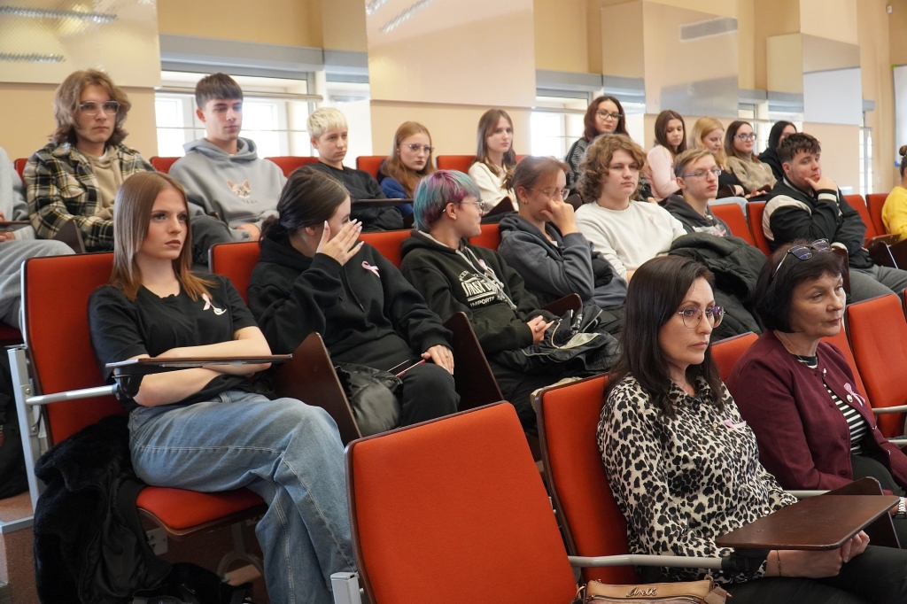 Uczestnicy sympozjum naukowo-szkoleniowego Różowy Październik siedzą w sali wykładowej.