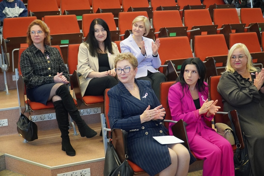 Kobiety na sympozjum Różowego Października