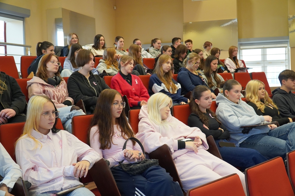 Uczestnicy sympozjum naukowo-szkoleniowego "Różowy Październik" siedzą na widowni.