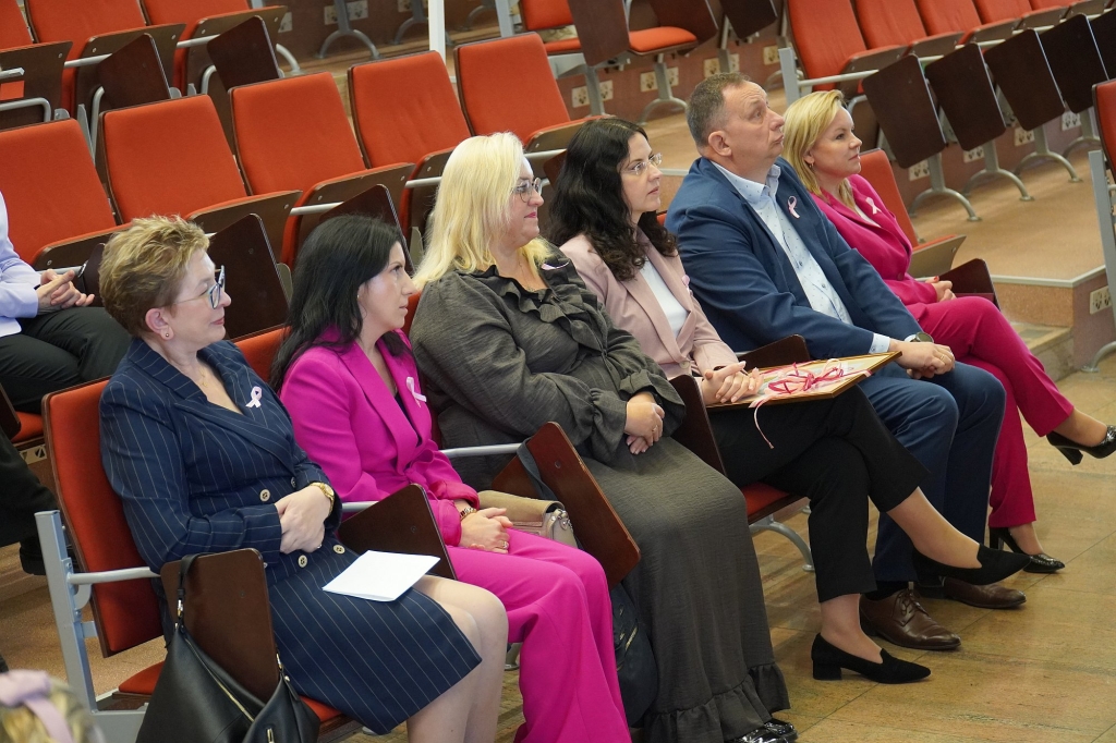 Uczestniczki sympozjum naukowo-szkoleniowego "Różowy Październik" siedzące w rzędzie.