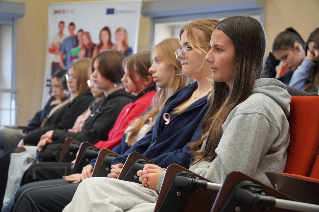 Młode kobiety podczas sympozjum naukowo-szkoleniowego Różowy Październik.