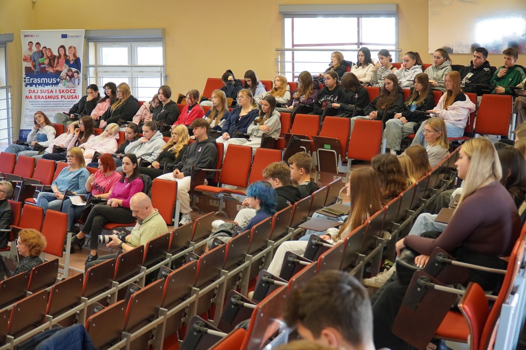 Sympozjum naukowe: studenci i wykładowcy w sali wykładowej