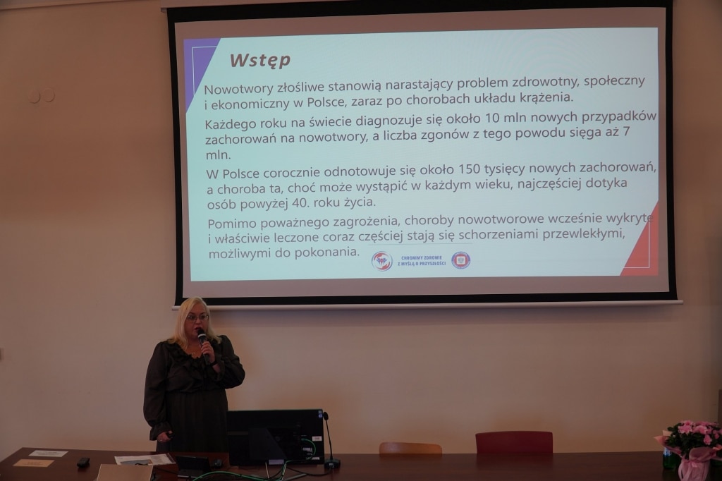 Prezentacja na temat nowotworów w Polsce podczas sympozjum naukowo-szkoleniowego.