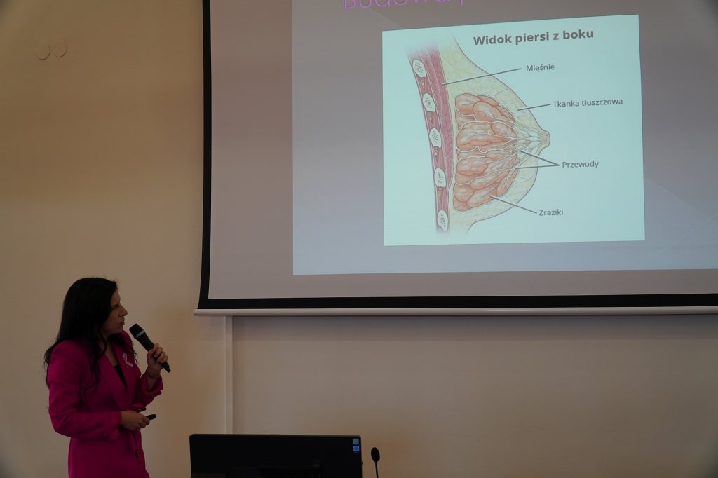 Prezentacja budowy piersi podczas sympozjum Różowy Październik.