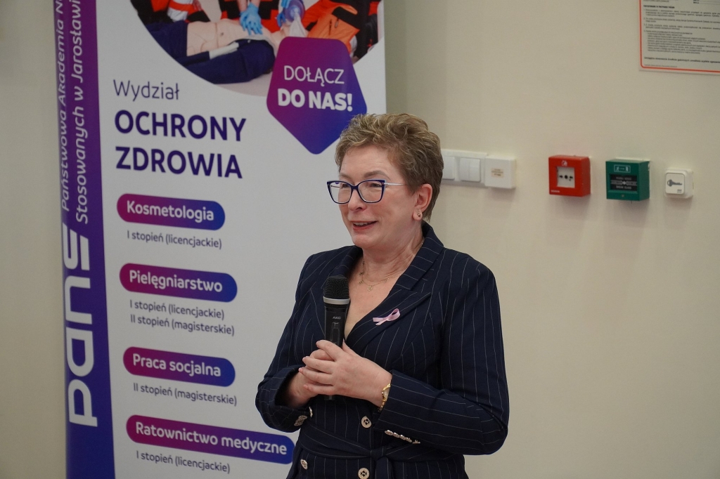 Kobieta mówi na sympozjum Różowy Październik w Państwowej Akademii Nauk Stosowanych w Jarosławiu.