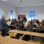 Warsztaty „Jak rozliczyć się z fiskusem” w sali z uczniami i wykładowcą.