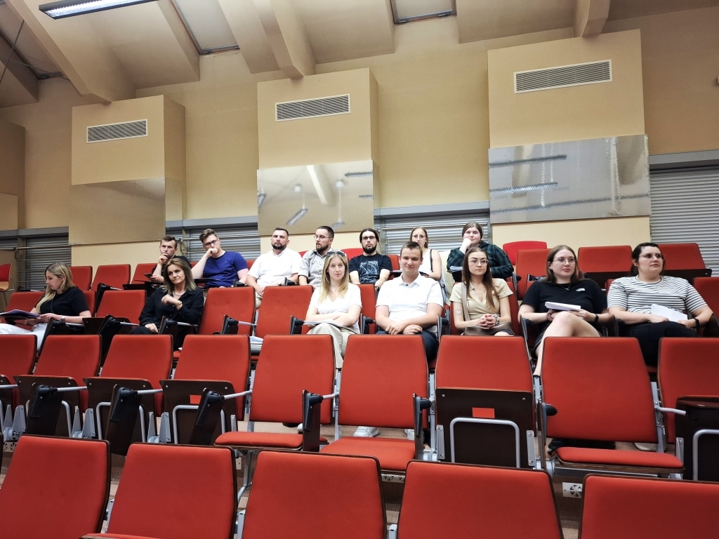 Uczestnicy VIII Międzynarodowej Konferencji Naukowej siedzą na sali wykładowej.