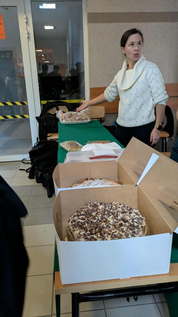 Kiermasz ciast na Wydziale Humanistycznym PANS w Jarosławiu: kobiety przy stole z ciastami.