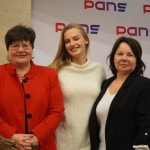 Konferencja PANS: Trzy kobiety na tle logo PANS, dyskusja o przemocy i hejcie