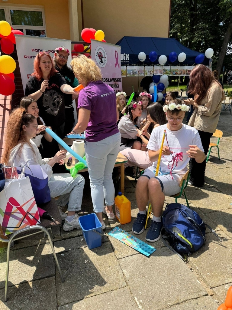 Dzieci i dorośli na pikniku rodzinnym z balonami i kwiatami