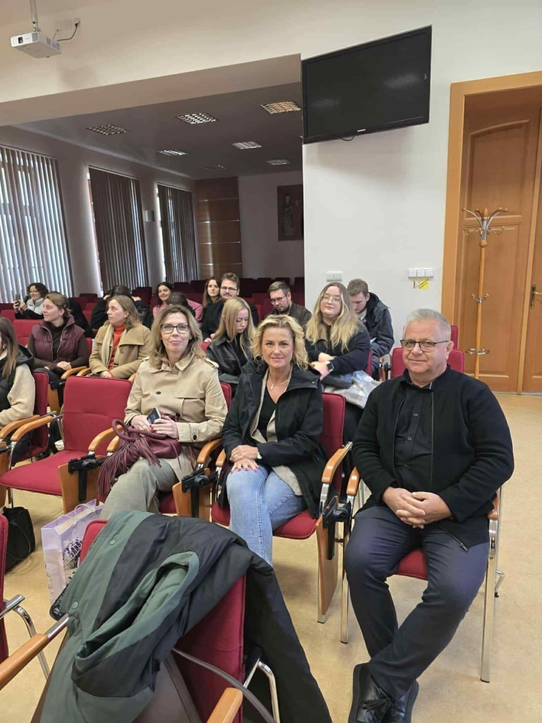 Uczestnicy wizyty studyjnej na Uniwersytecie Preszowskim w Preszowie siedzą na wykładzie.
