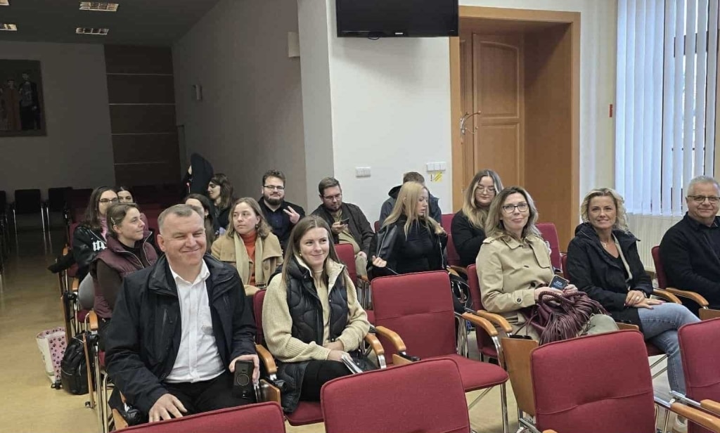 Uczestnicy wizyty studyjnej na Uniwersytecie Preszowskim w Preszowie siedzą na sali.