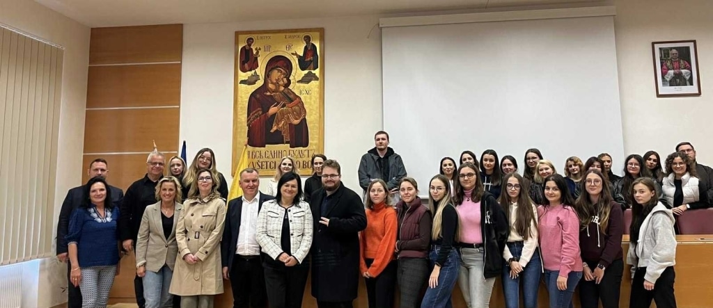 Grupa studentów na wizycie studyjnej na Uniwersytecie Preszowskim
