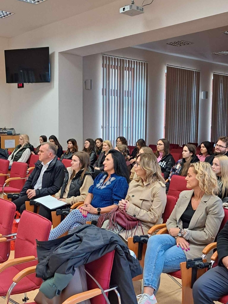 Uczestnicy wizyty studyjnej na Uniwersytecie Preszowskim w Preszowie słuchają wykładu.