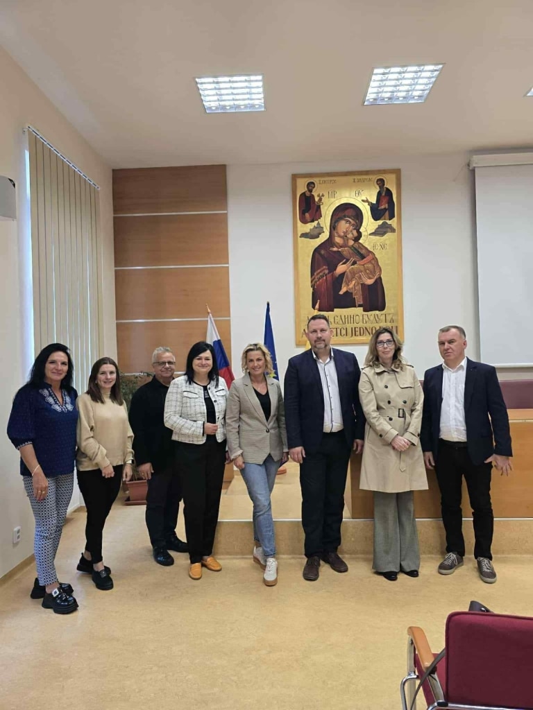 Grupa osób podczas wizyty studyjnej na Uniwersytecie Preszowskim w Preszowie.