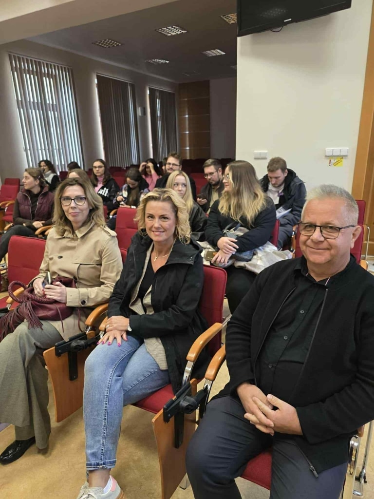 Uczestnicy wizyty studyjnej na Uniwersytecie Preszowskim w Preszowie siedzą na wykładzie.