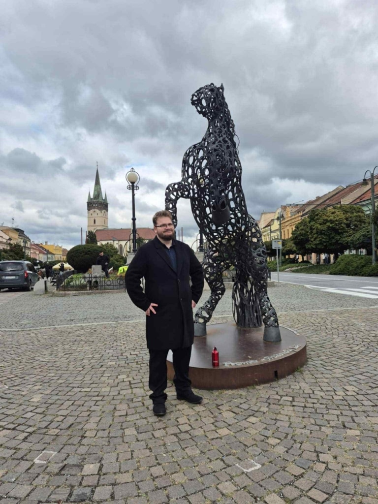 Wizyta studyjna w Preszowie: Mężczyzna przy rzeźbie konia na placu