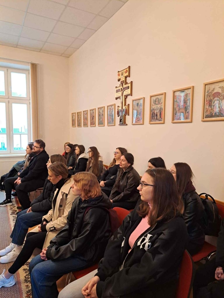 Grupa studentów na wizycie studyjnej na Uniwersytecie Preszowskim.