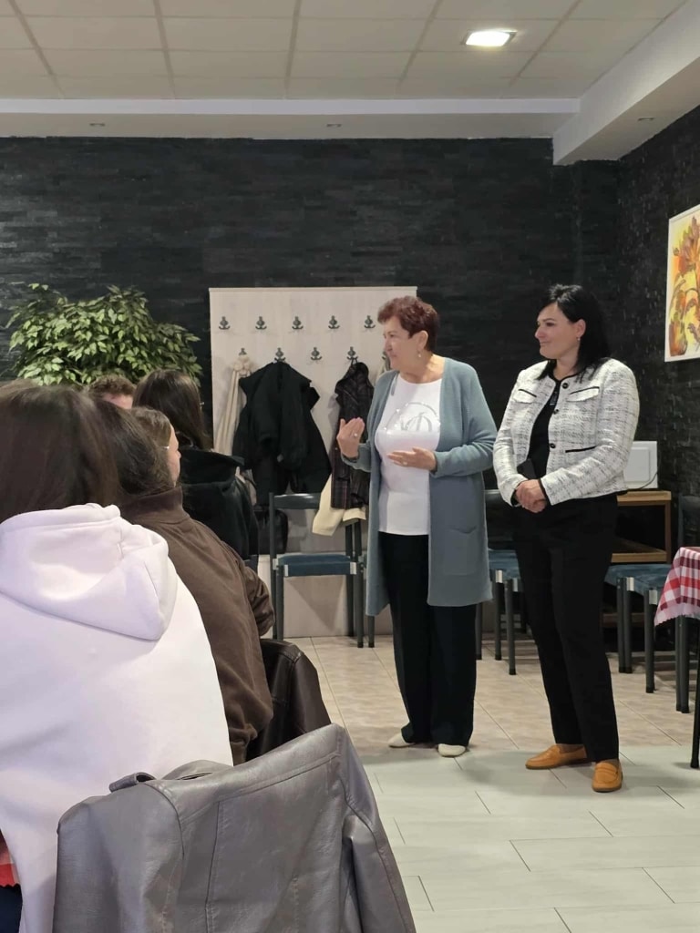 Dwie kobiety przemawiają do grupy studentów podczas wizyty studyjnej na Uniwersytecie Preszowskim.