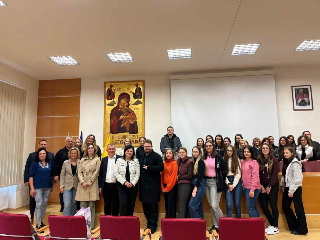 Grupa studentów i wykładowców podczas wizyty studyjnej na Uniwersytecie Preszowskim.