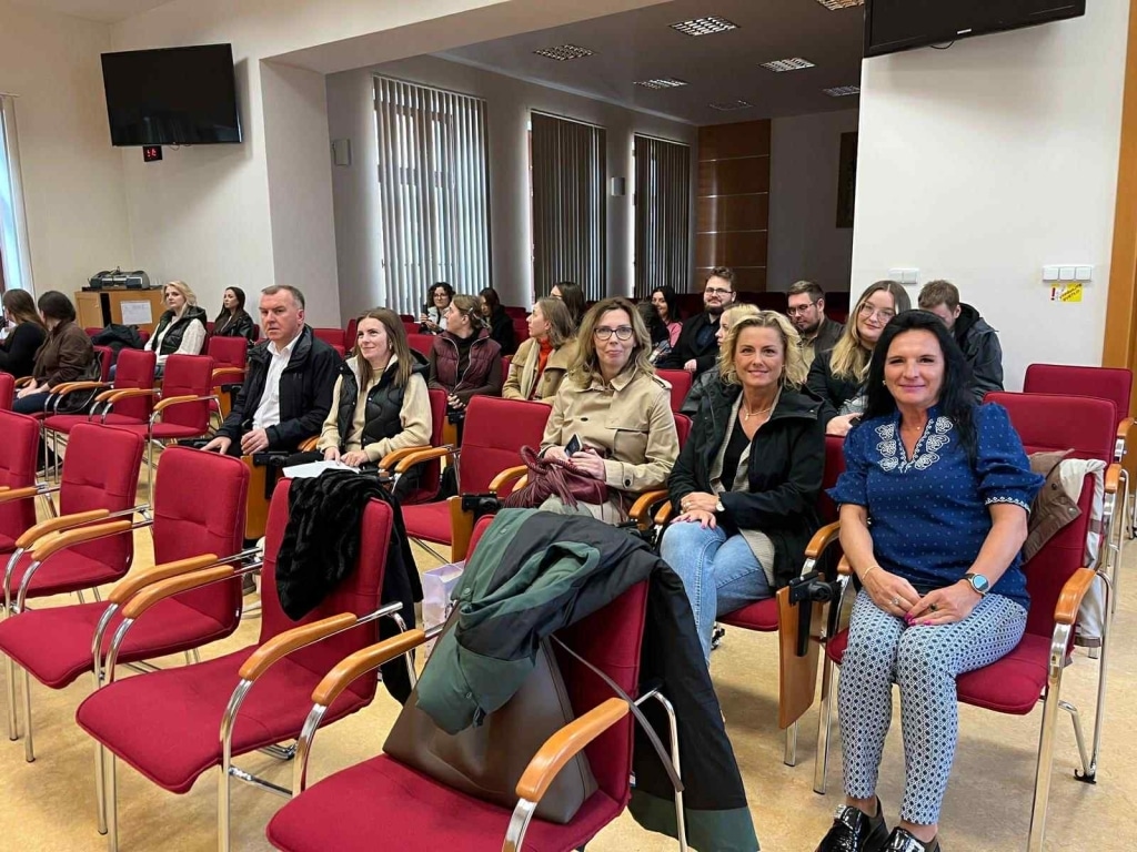 Uczestnicy wizyty studyjnej na Uniwersytecie Preszowskim w Preszowie siedzą na sali.