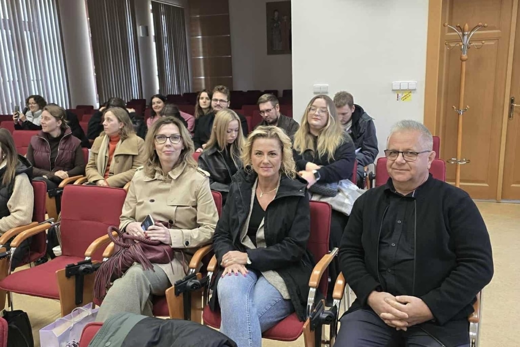 Uczestnicy wizyty studyjnej na Uniwersytecie Preszowskim w Preszowie siedzą na widowni.