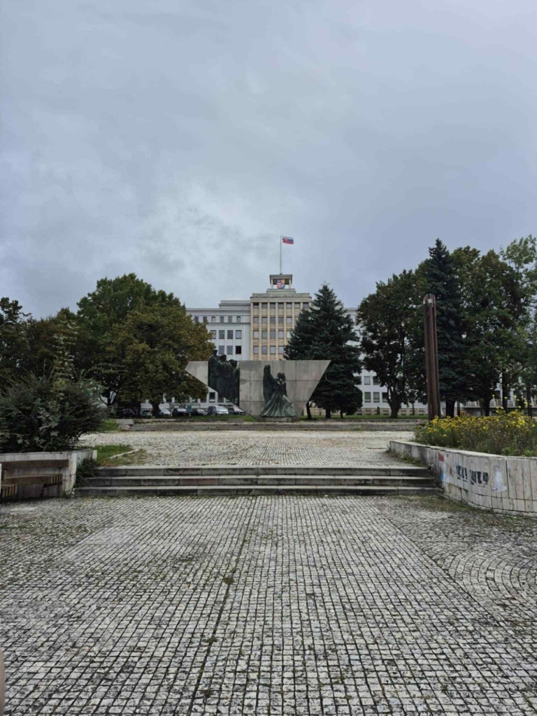 Pomnik przed budynkiem Uniwersytetu Preszowskiego w Preszowie, Polska.
