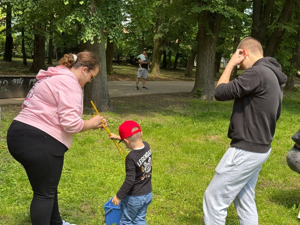 Rodzina podczas pikniku rodzinnego w parku, łowiąca ryby