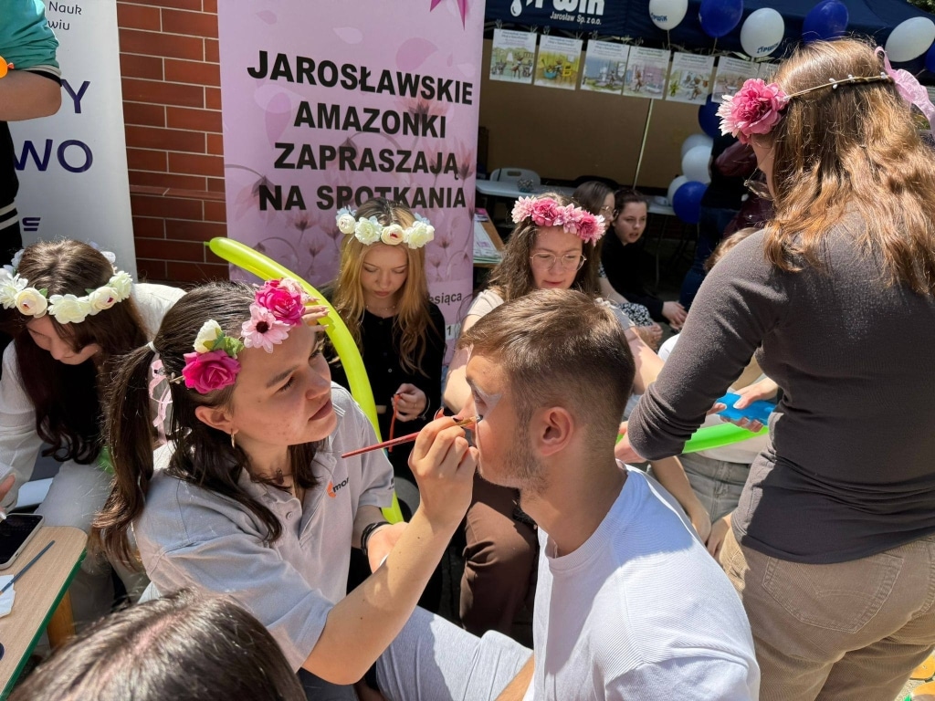 Piknik Rodzinny: malowanie twarzy na festynie z kwiatowymi wiankami.