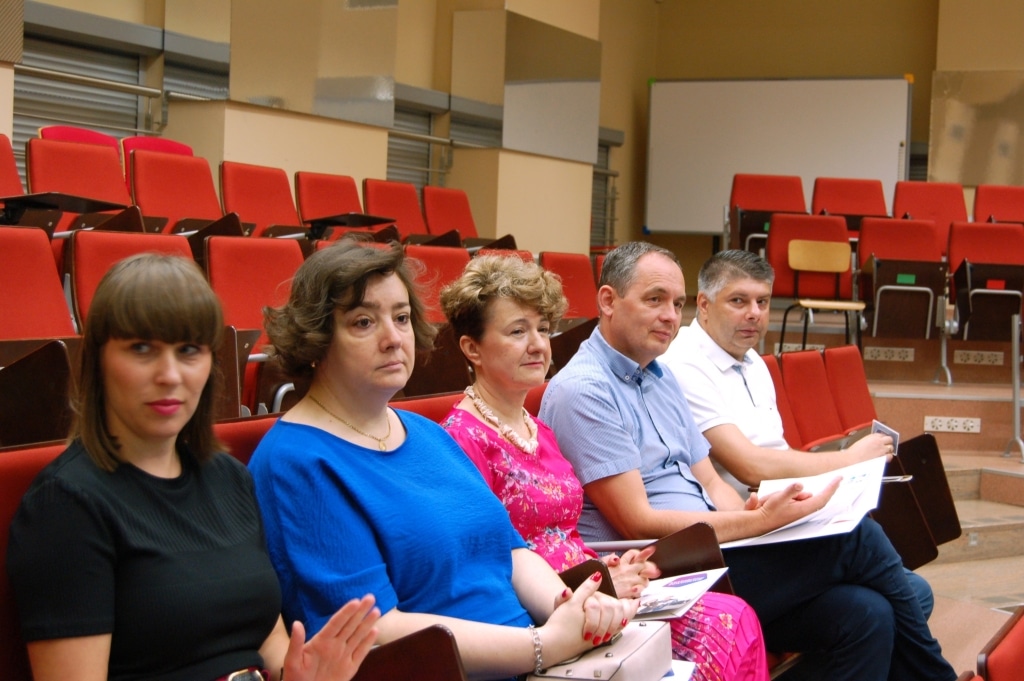 Uczestnicy VIII Międzynarodowej Konferencji Naukowej "Aktywność podmiotów gospodarczych" siedzą na sali wykładowej.