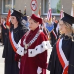 Uroczystości 3 Maja: kobiety w togach akademickich i narodowych barwach