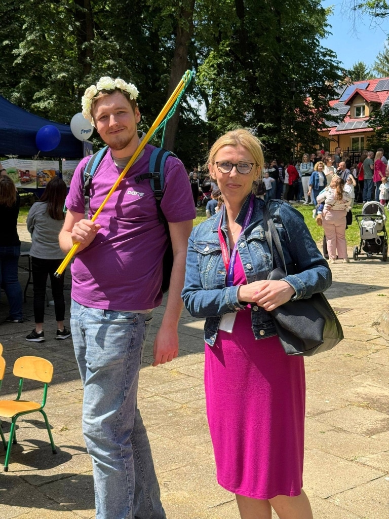 Para na pikniku rodzinnym z wędką i wiankiem