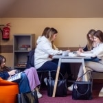 Studenci w nowej przestrzeni relaksu i nauki, grający w gry i uczący się