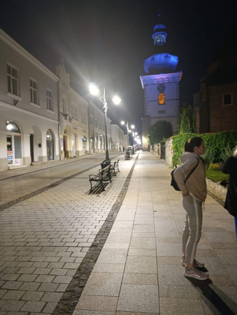 Nocna panorama Rynku w Sandomierzu, iluminowana wieża ratuszowa.