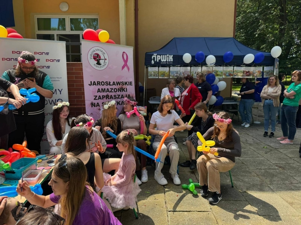 Dzieci i dorośli na pikniku rodzinnym, tworzenie balonów.