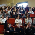 Uczestnicy Dnia Bezpiecznego Internetu w PANS Jarosławiu podnoszą ręce.
